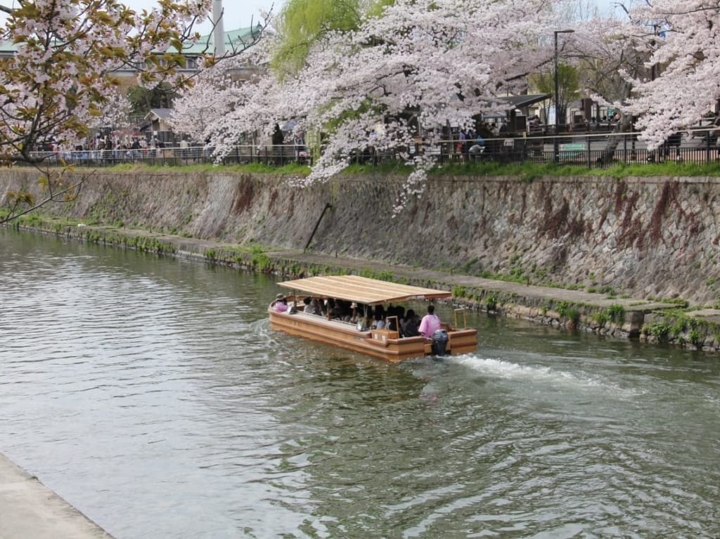 琵琶湖疏水船が運行中